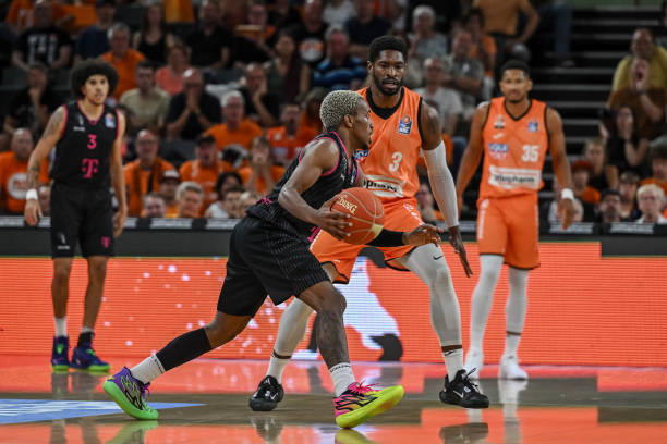 亚中卫巴代 亚中卫巴代